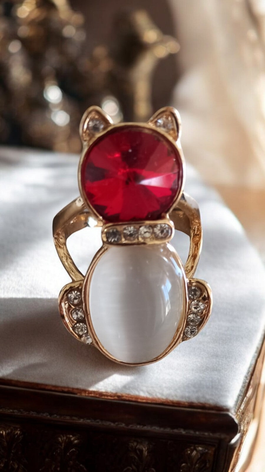 Bague chat vintage dorée opaline naturelle strass rouge blanc fantaisie T59