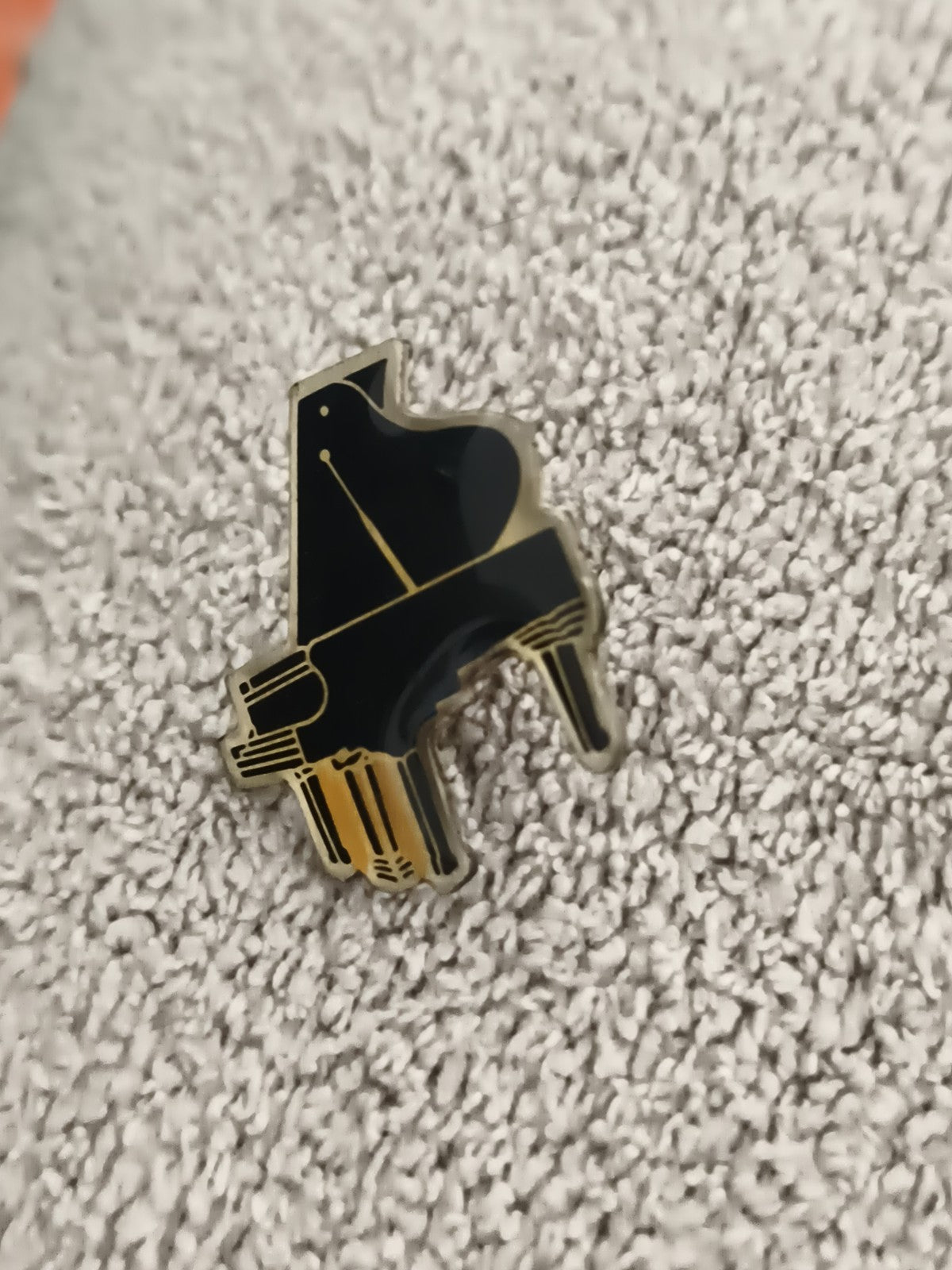 Pin's vintage piano à queue noir et doré, badge musique, années 80 (Ref 5)