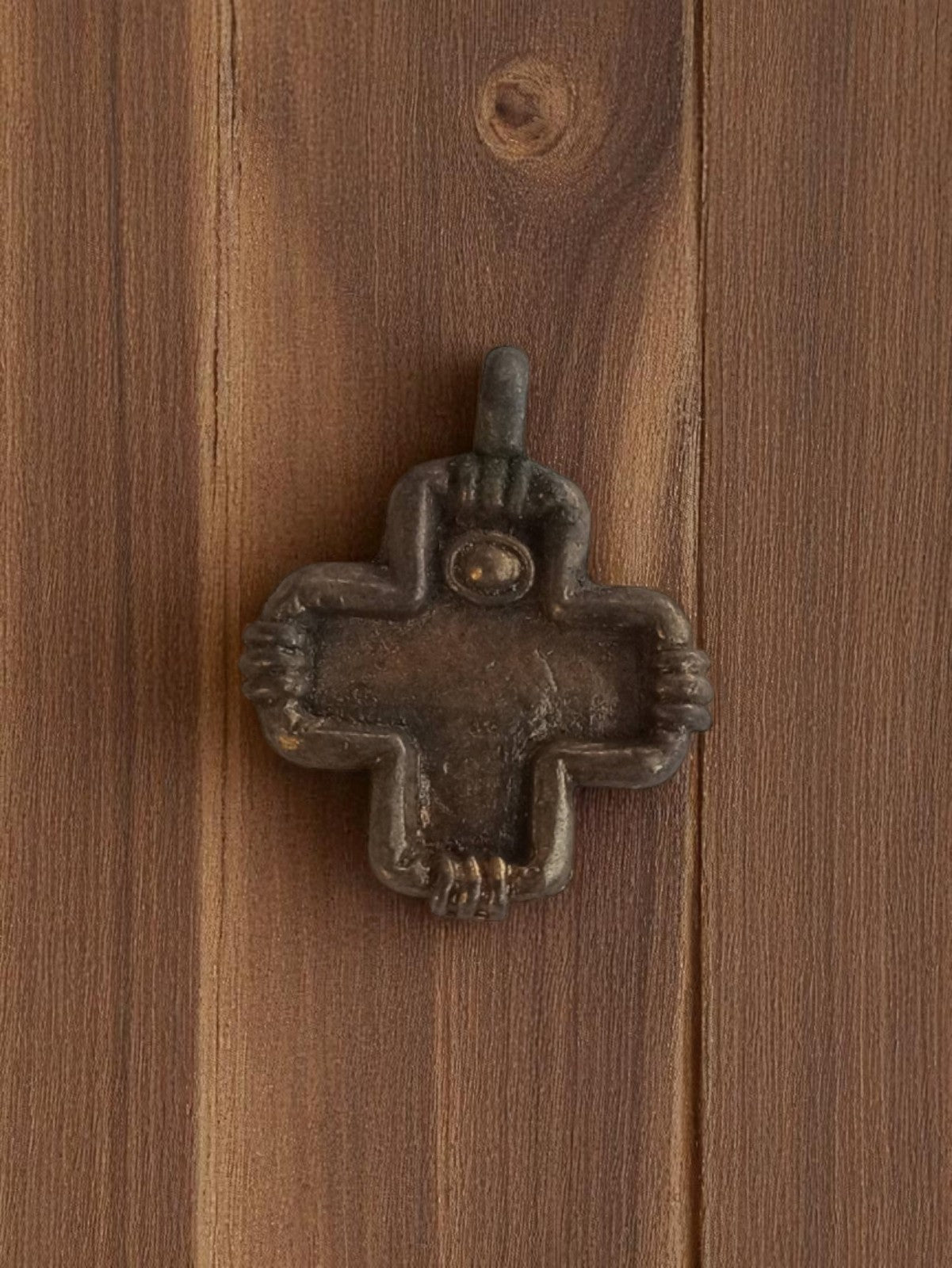 Pendentif vintage croix métal années 1950, motif mains, deadstock