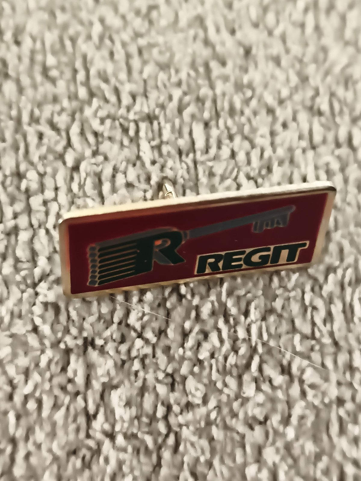 Pin's vintage REGIT logo R, badge rétro rectangulaire rouge noir (Ref 1)