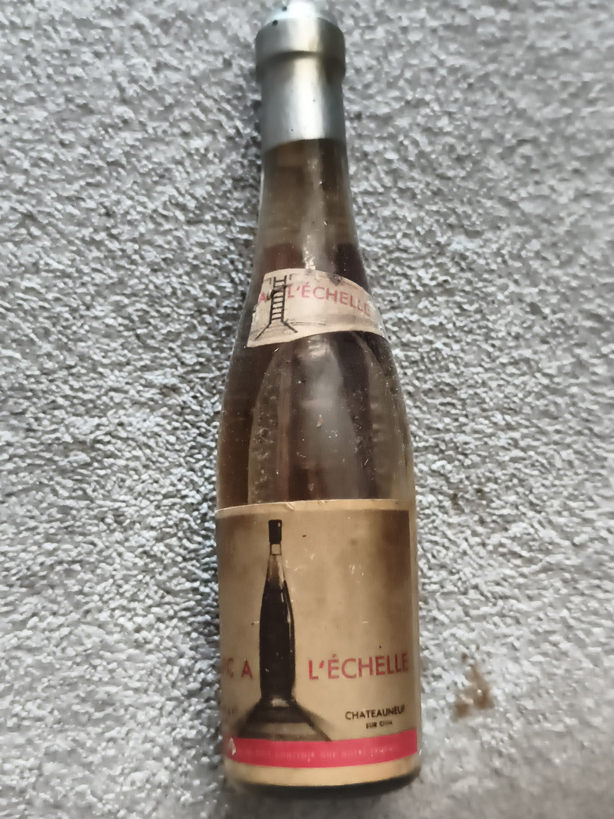 Mignonnette ancienne L'Échelle Châteauneuf-sur-Cher partiellement pleine vintage