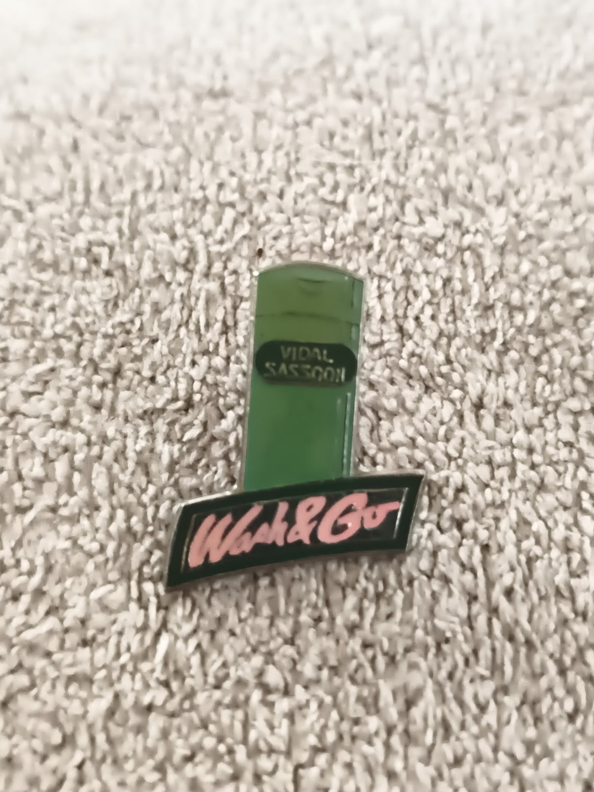 Pin's publicitaire vintage Wash & Go Vidal Sassoon vert rétro (Ref 6)