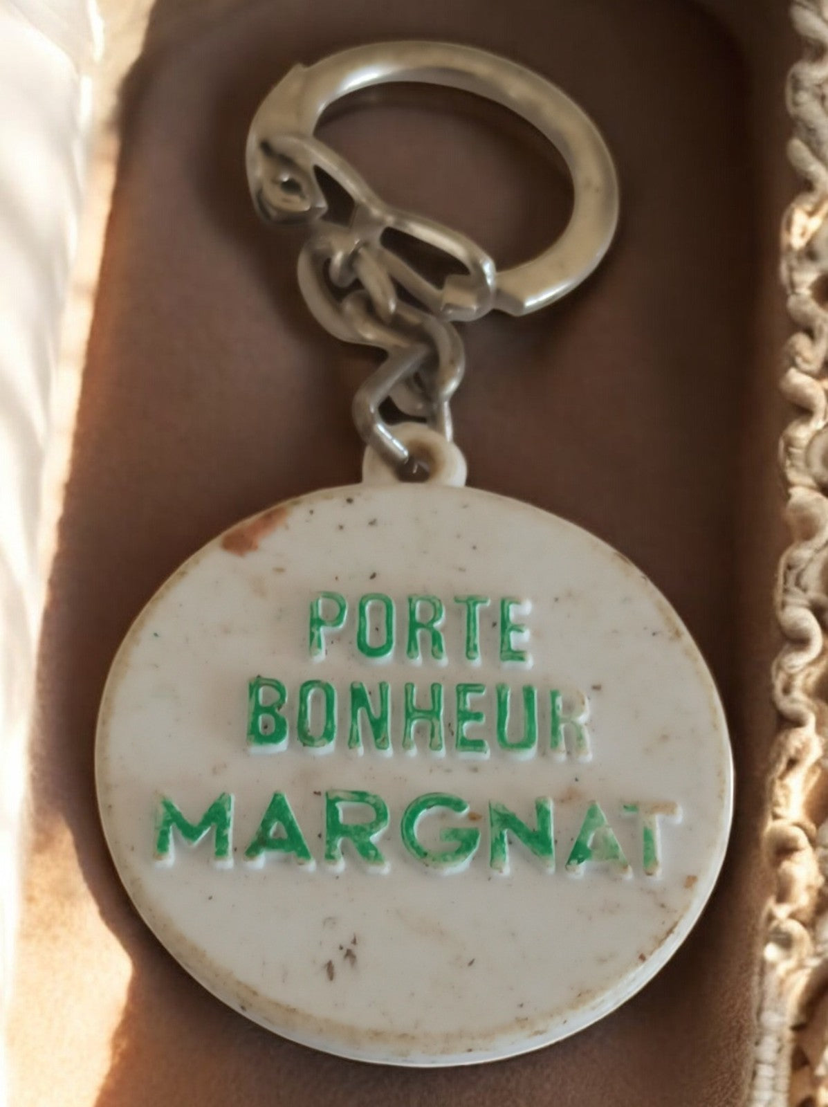 Porte-clés publicitaire vintage Margnat France porte-bonheur rond ancien alcool