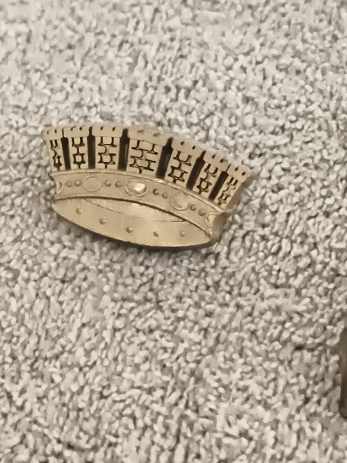 Pin's vintage couronne murale dorée, style héraldique, broche blason (Ref 8)
