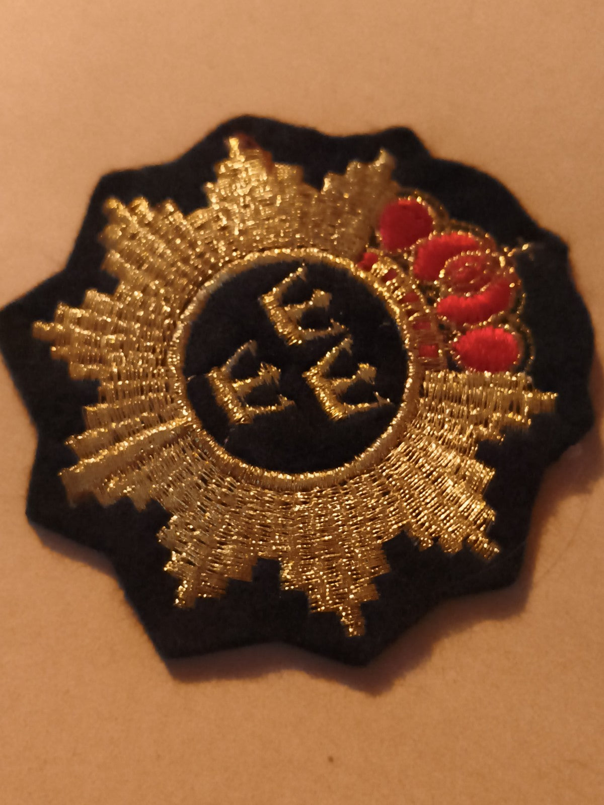 Écusson brodé ancien or et rouge blason couronne vintage insigne textile