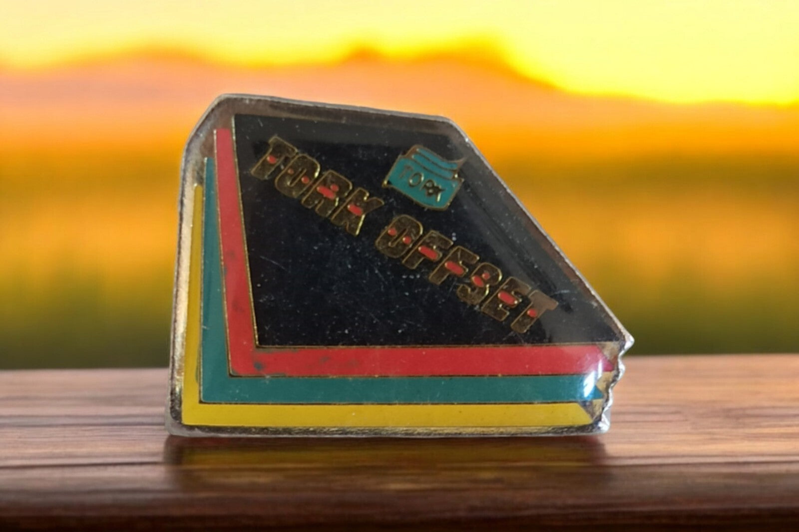 Pin's vintage Tork Offset géométrique rétro années 80 broche logo