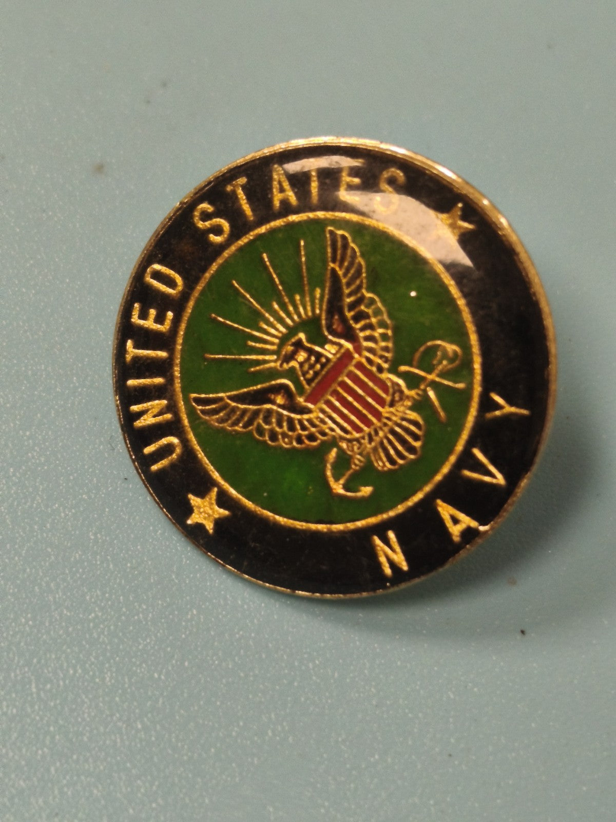 Vintage pin's USA Navy insigne rond émail noir vert aigle emblème militaire