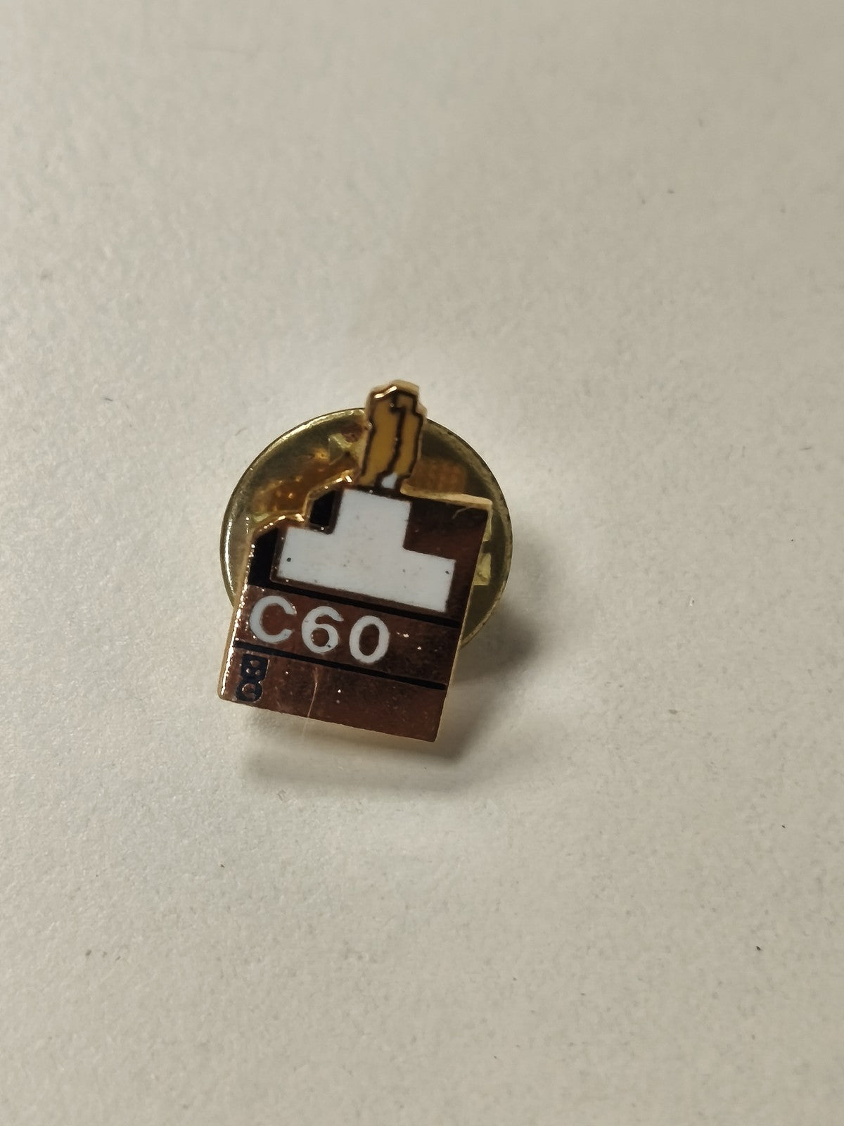 Pin's rétro ancien C60, badge vintage collection, objet publicitaire original