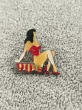 Pin's vintage 90s, motif pin-up rouge, badge rétro années 90 (Ref 2)