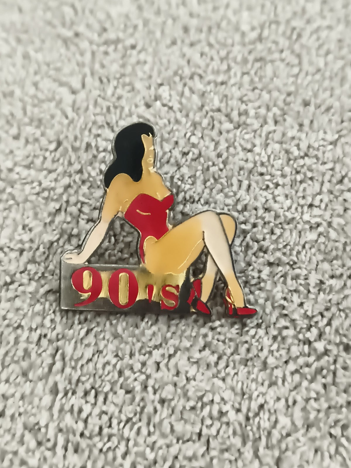 Pin's vintage 90s, motif pin-up rouge, badge rétro années 90 (Ref 2)