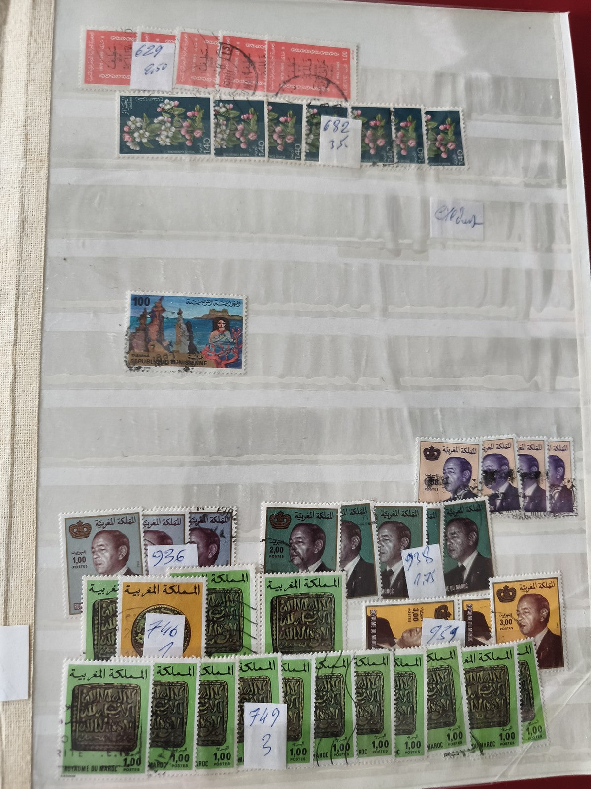 Lot de timbres divers oblitérés, motifs floraux et portraits, couleurs variées