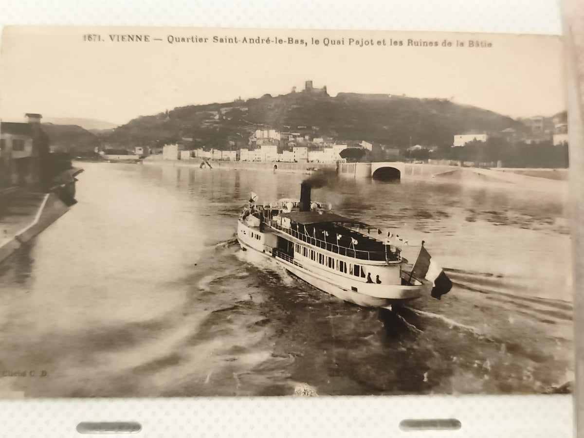 Carte postale ancienne Vienne Quartier Saint-André-le-Bas bateau vapeur Rhône CP