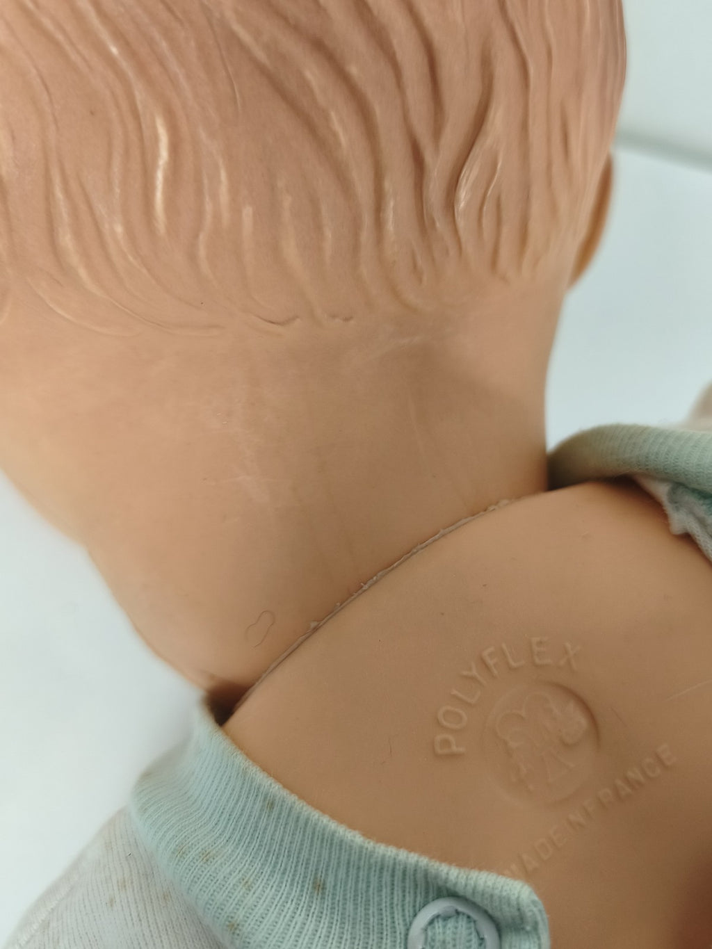 Ancienne poupée Polyflex France, yeux dormeurs, tenue layette