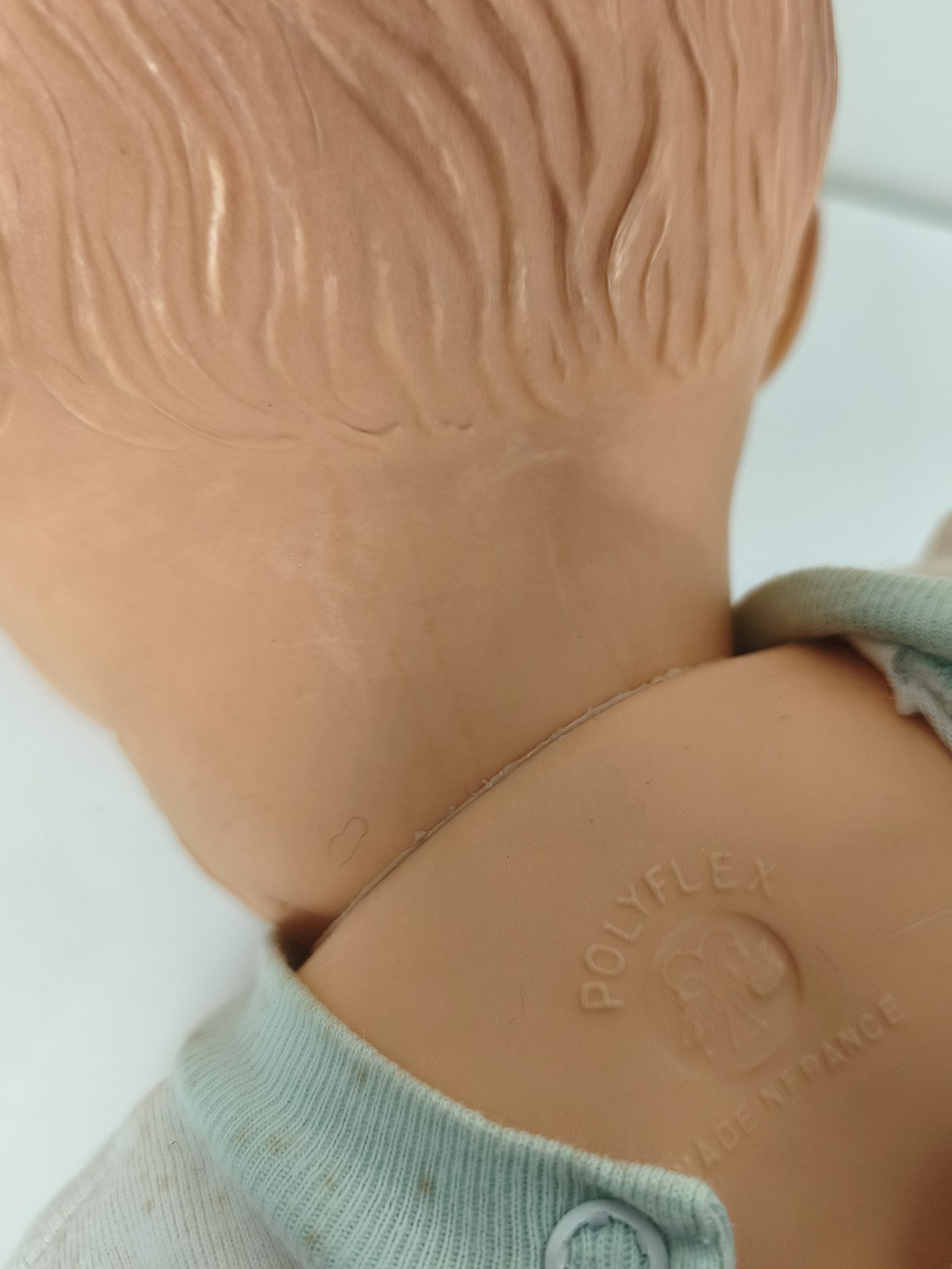 Ancienne poupée Polyflex France, yeux dormeurs, tenue layette