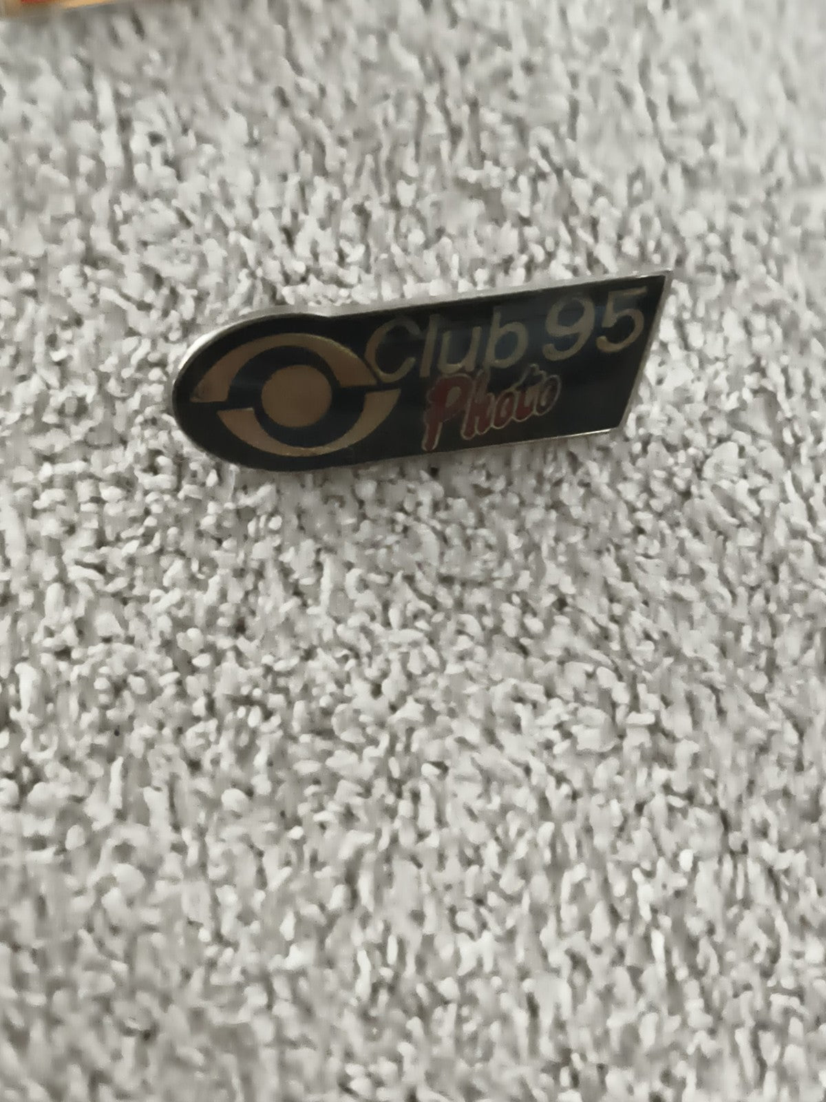 Pin's vintage Club 95 Photo logo noir doré badge ancien (Ref 11)