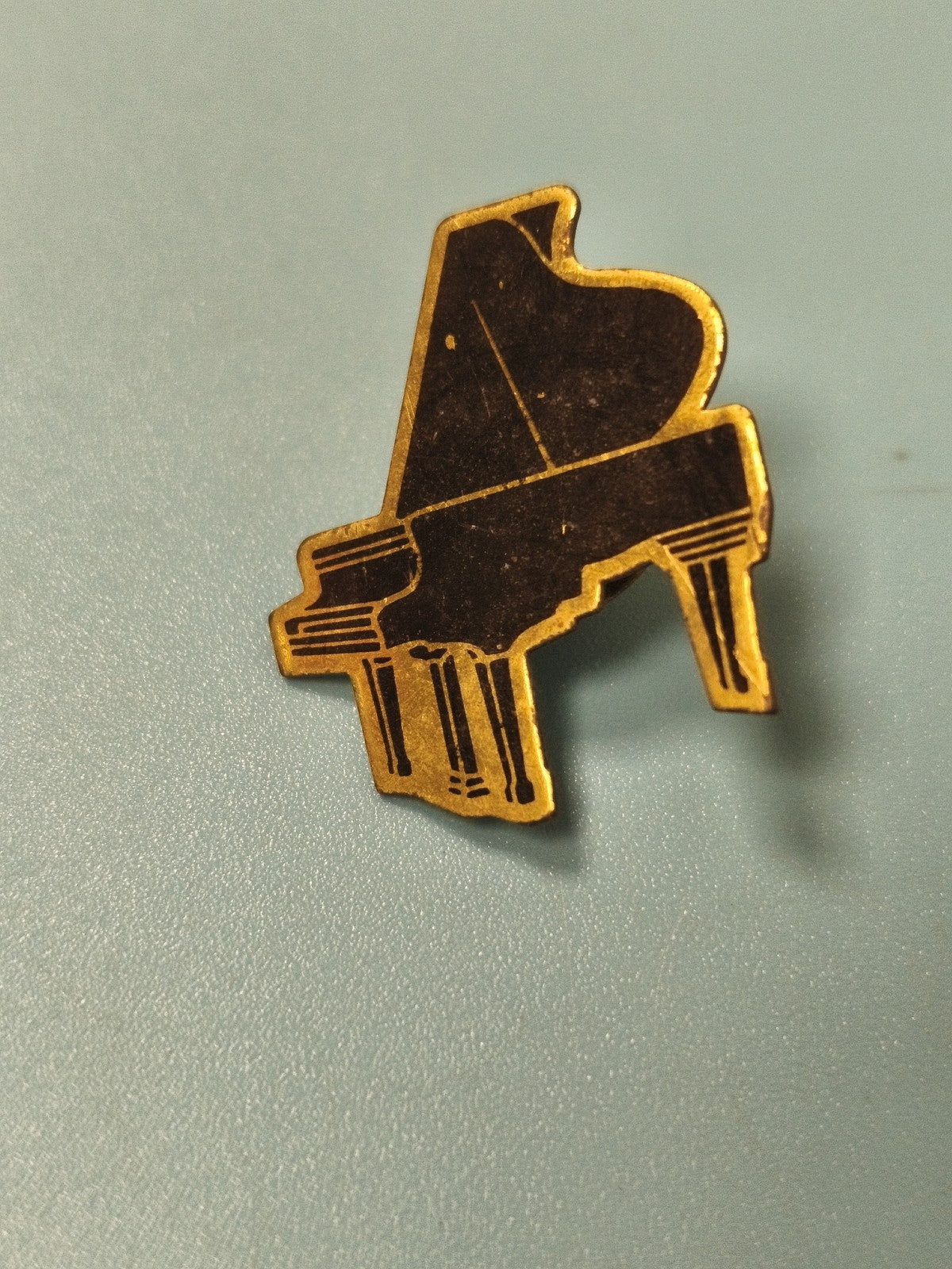 Vintage pin's piano à queue doré, badge ancien collection musique (Ref 3)