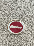 Pin's vintage oval rouge blanc, logo central, badge ancien (Ref 8)