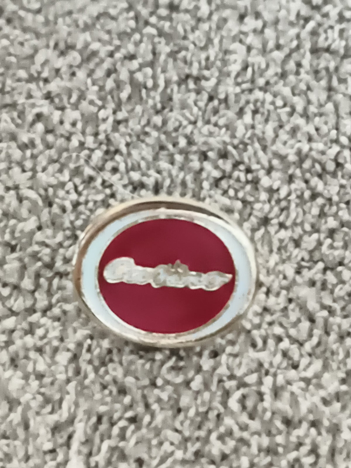 Pin's vintage oval rouge blanc, logo central, badge ancien (Ref 8)