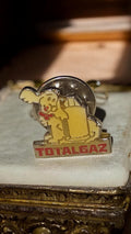 Pin's vintage TOTALGAZ chien mascotte jaune, badge ancien publicitaire