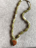 Collier ancien perles vertes cœur pendentif, bijou vintage, style artisanal