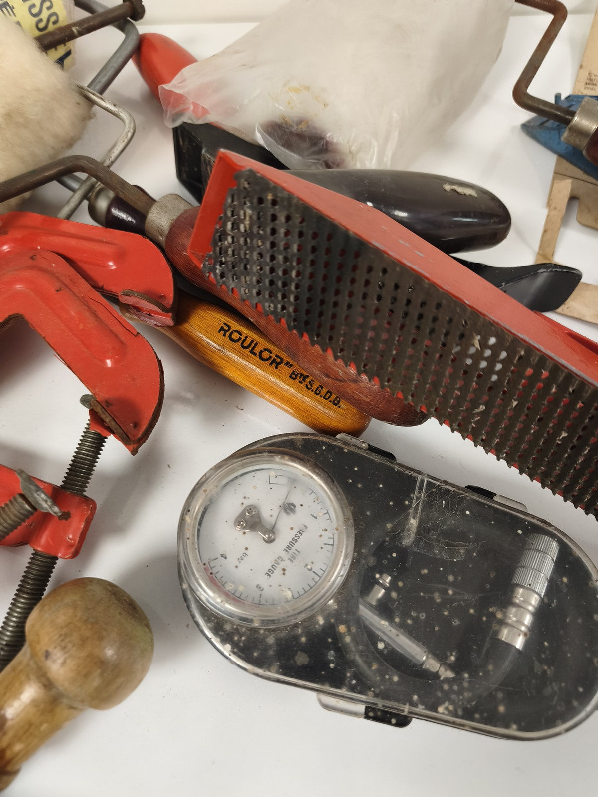 Gros lot d?anciens outils vintage menuiserie bricolage serre-joints rouleaux