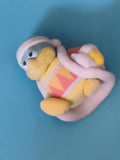 Figurine King Dedede Kirby jaune bleu rose cape blanche déco