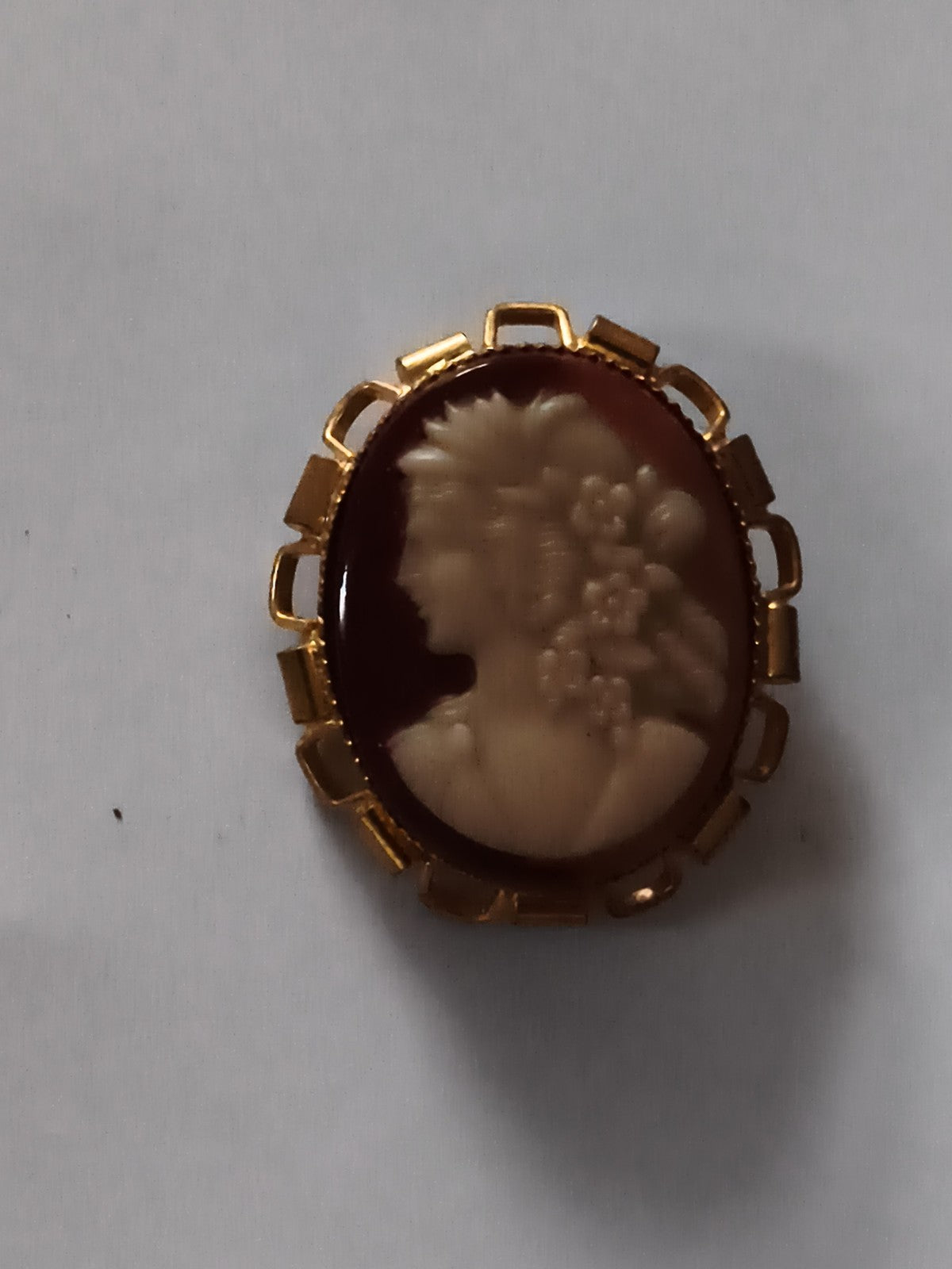 Broche camée vintage femme profil, monture dorée, bijou rétro ancien