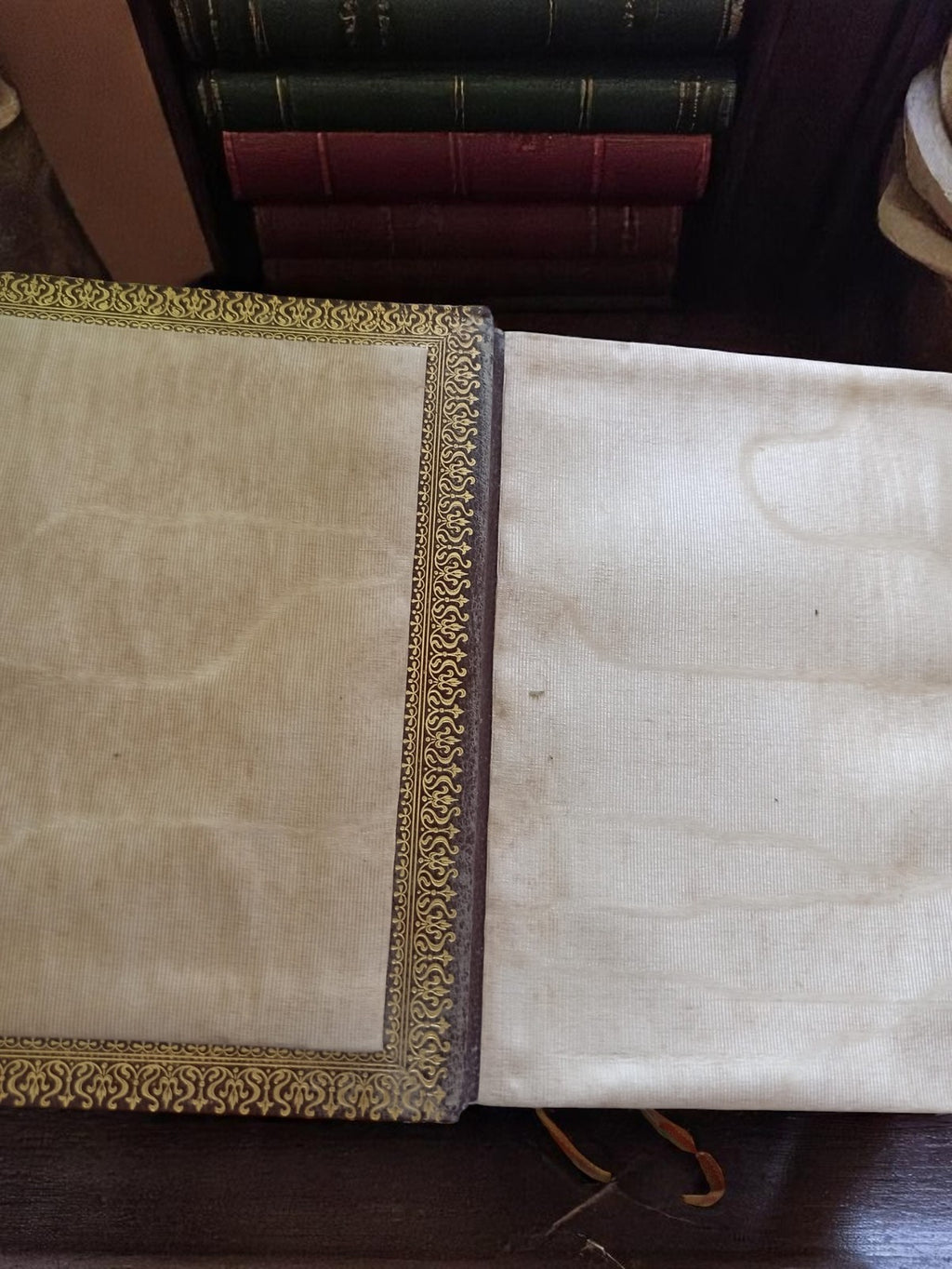 Missel ancien reliure cuir brun dorure or vintage livre religieux