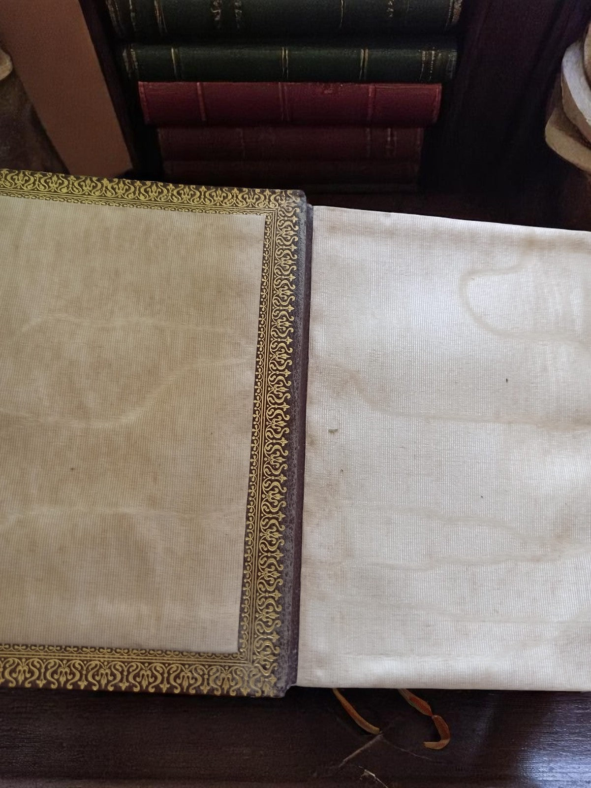 Missel ancien reliure cuir brun dorure or vintage livre religieux