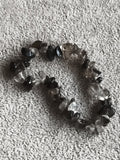 Bracelet pierres naturelles éclats noir et translucide, bijou fantaisie élastiqu