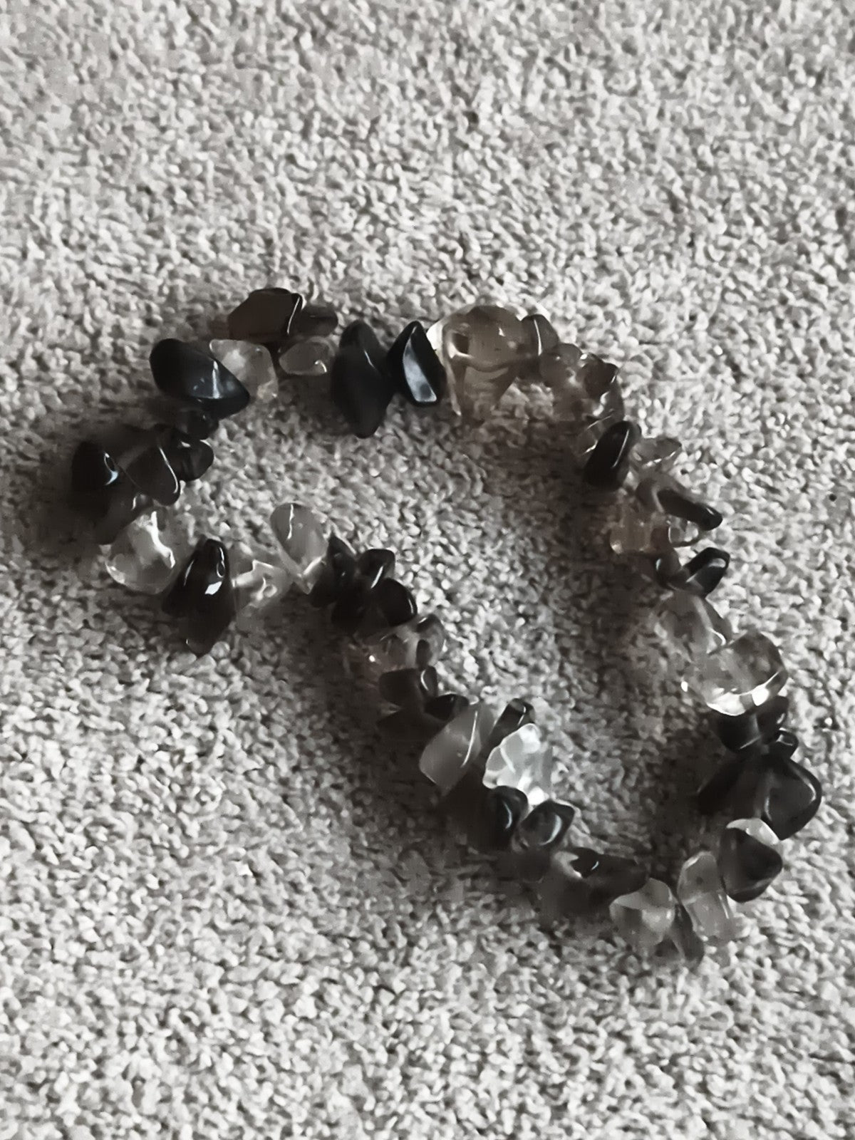 Bracelet pierres naturelles éclats noir et translucide, bijou fantaisie élastiqu