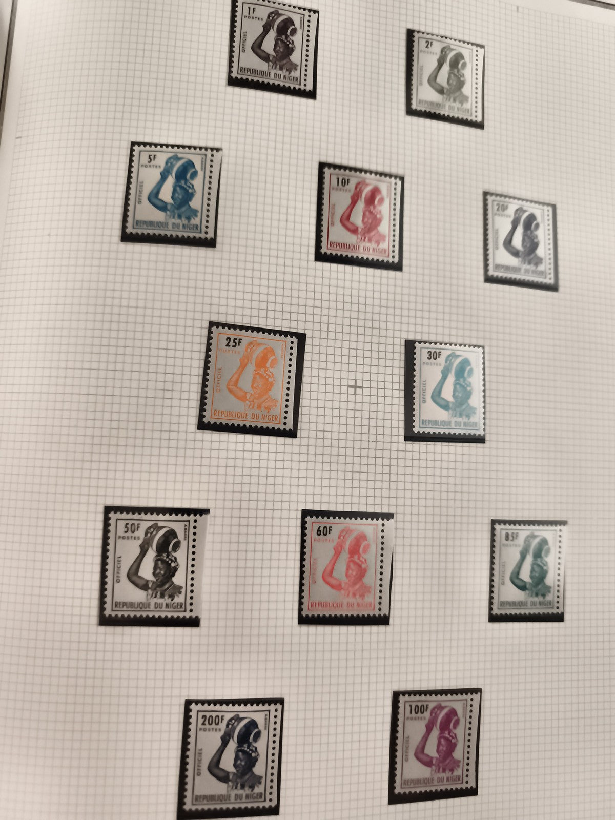 Timbres neufs République du Niger Femme à la cruche vintage années 60 philatélie