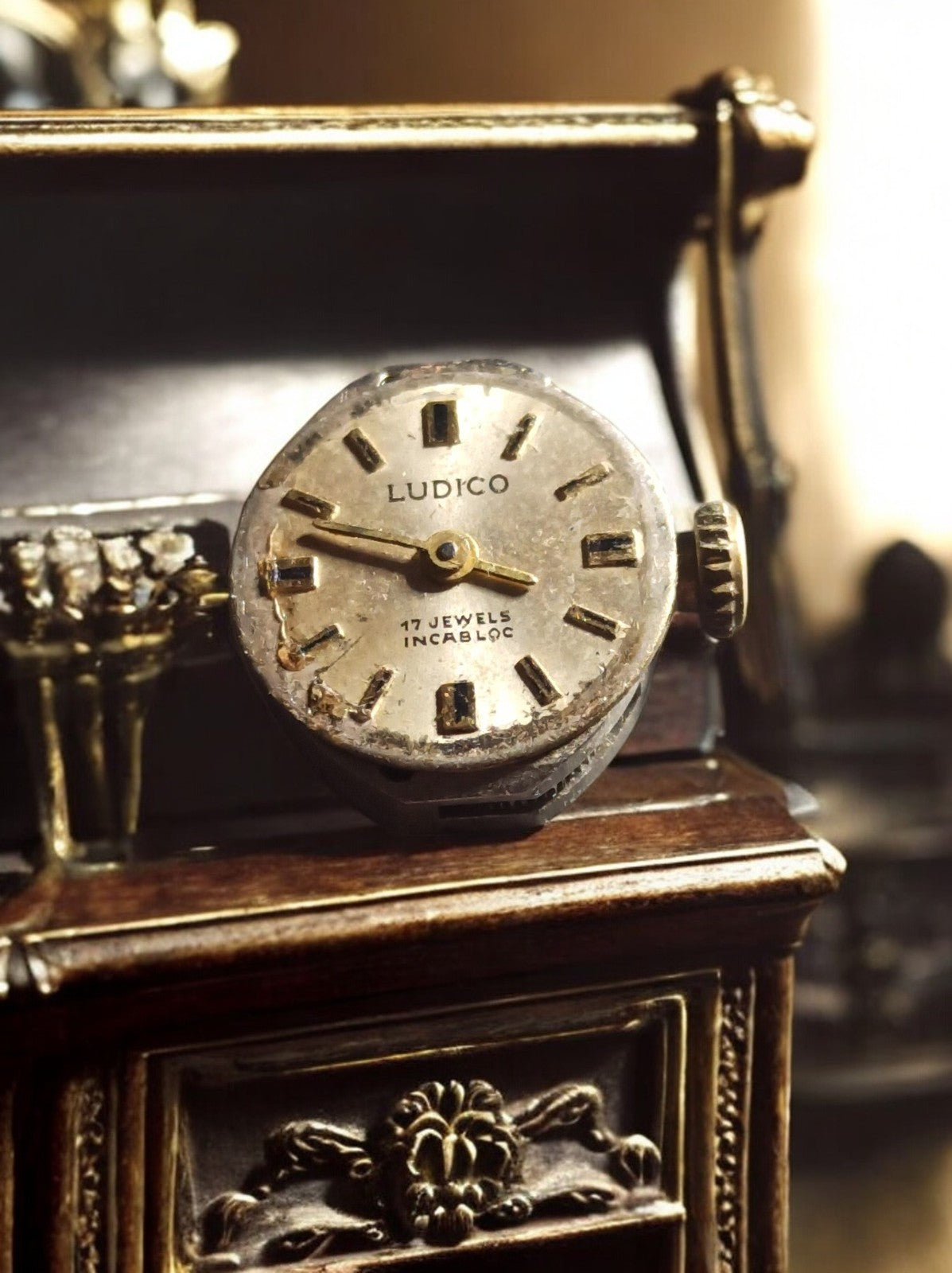 Montre mécanique vintage Ludico 17 jewels Incabloc cadran doré usé