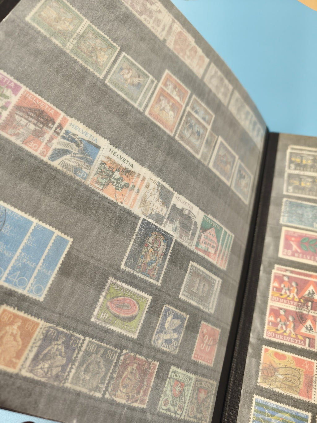 Gros classeur ancien timbres monde à trier ? vrac collection philatélie rouge