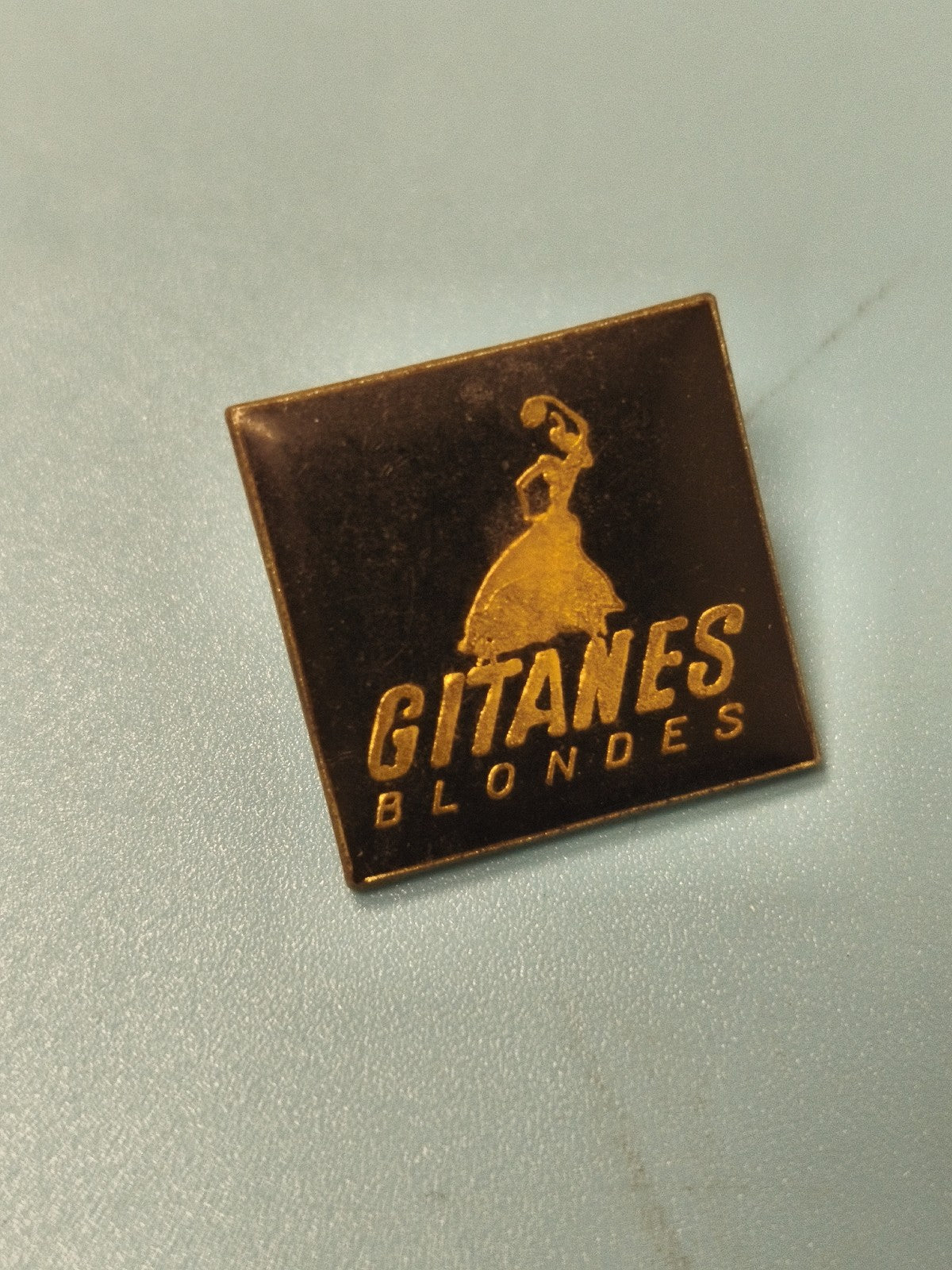 Pin's vintage Gitanes Blondes carré noir doré collection tabac ancien