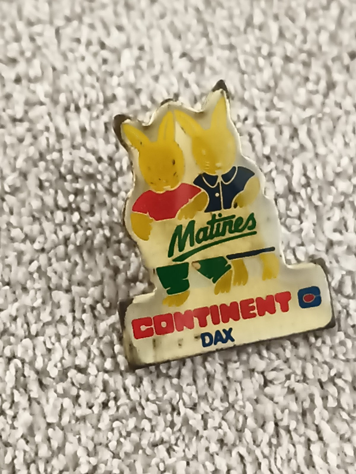 Pin's vintage Matines Continent Dax lapins badge ancien publicitaire