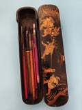 Boîte à plumes ancienne laquée décor asiatique + plumes calligraphie