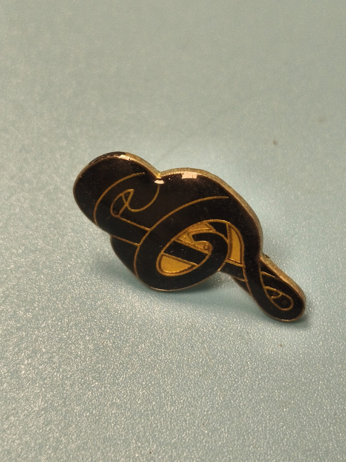 Vintage pin's musique clé de sol noire et dorée collection rétro (Ref 8)
