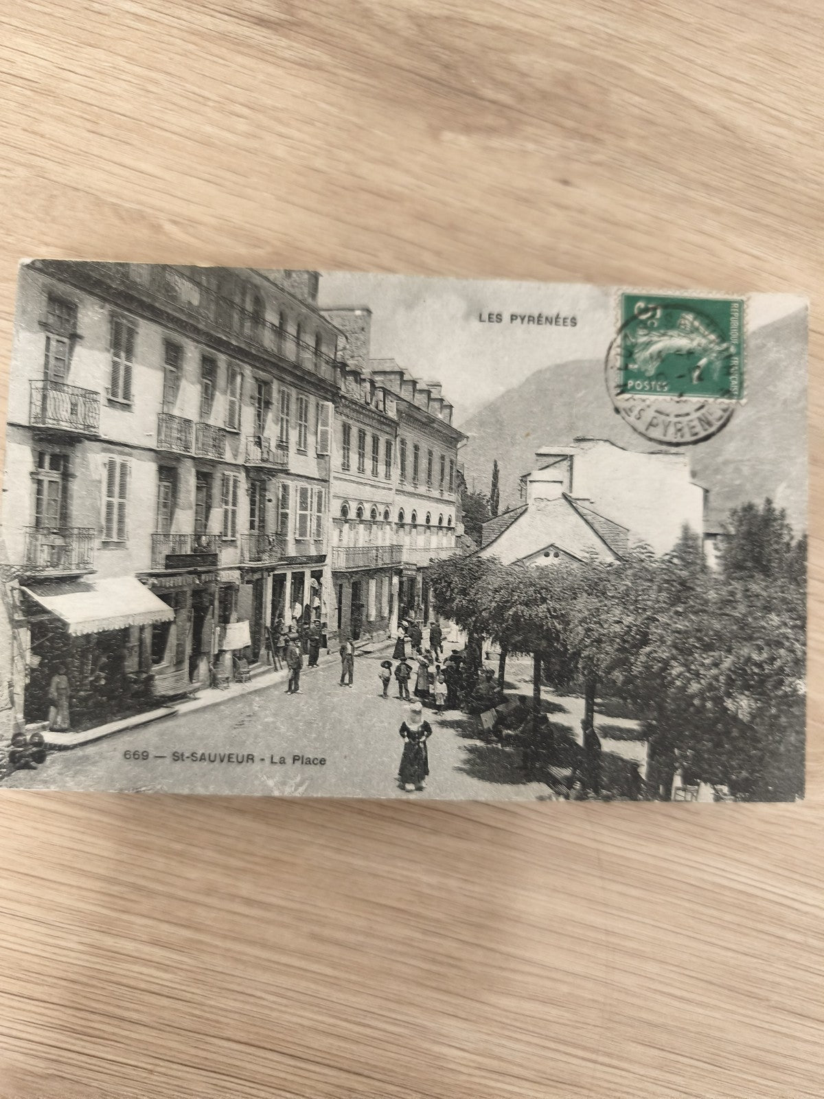 Ancienne carte postale St-Sauveur La Place Pyrénées timbre vintage noir et blanc