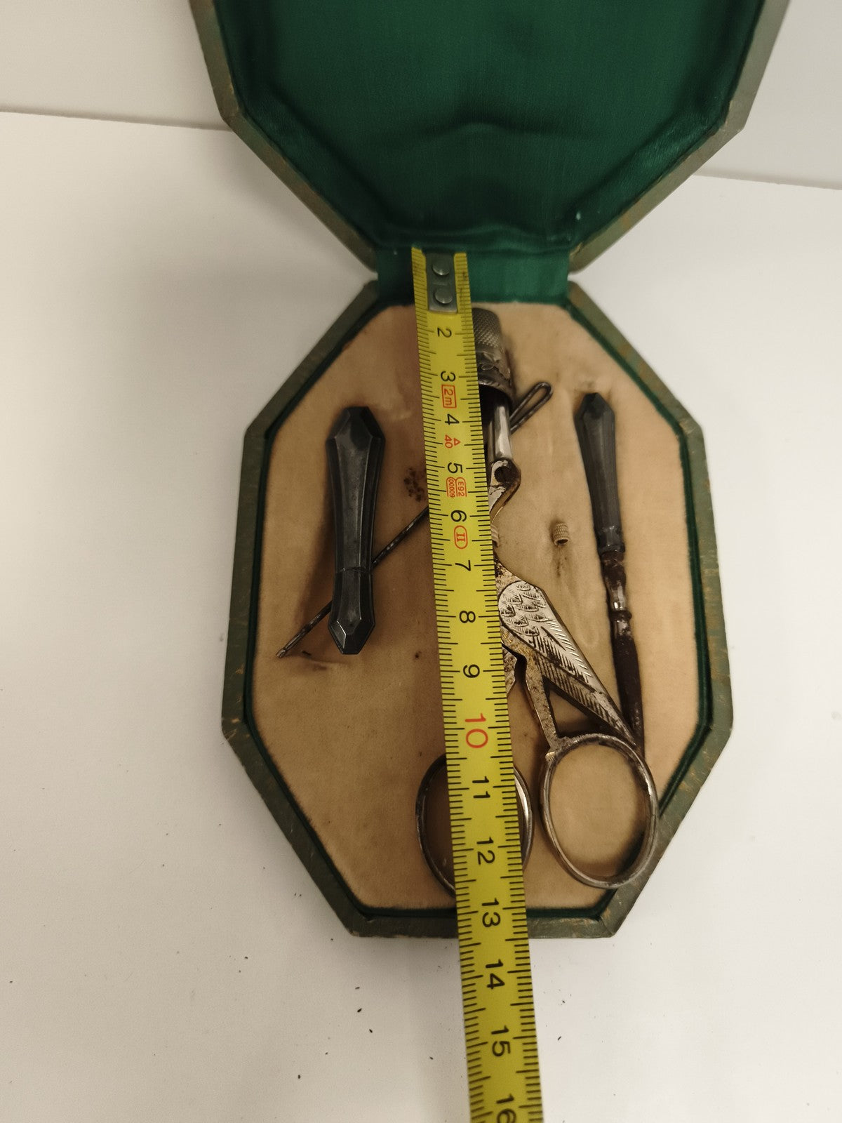 Nécessaire couture ancien argent, ciseaux cigogne, étui vert, époque Napoléon II