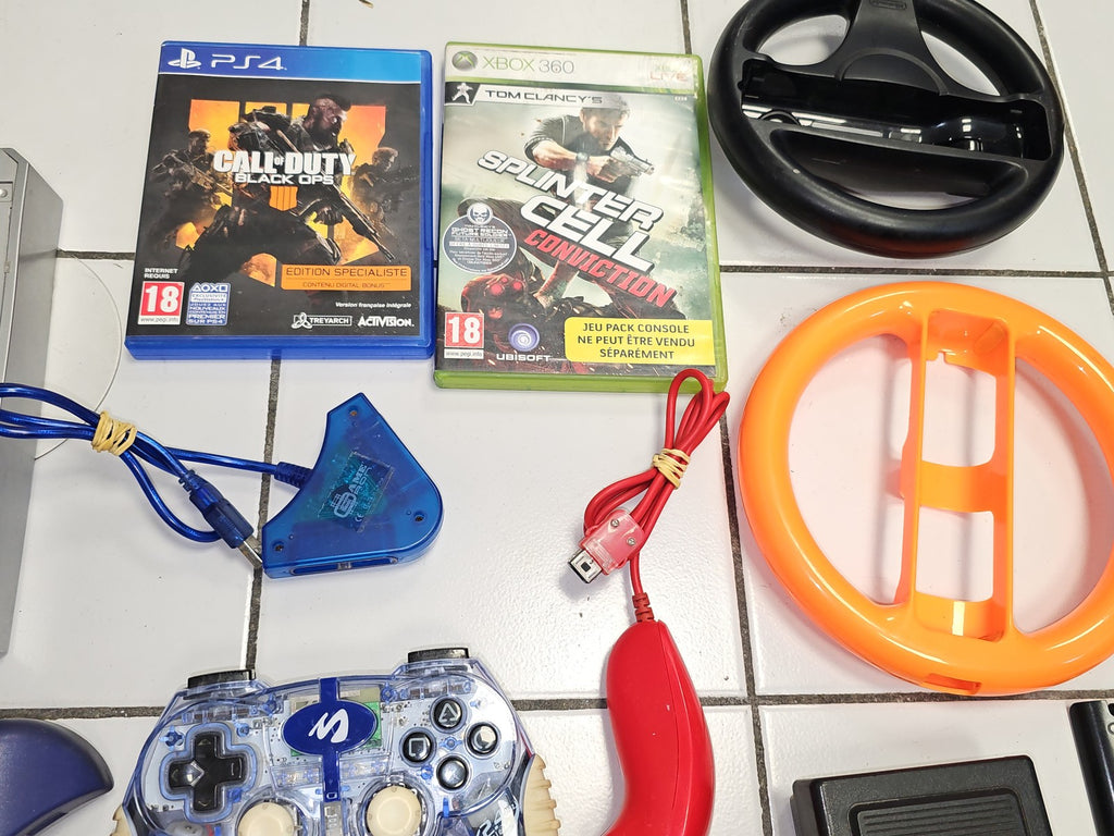 Lot manettes et accessoires jeux vidéo pour consoles, à trier, divers modèles
