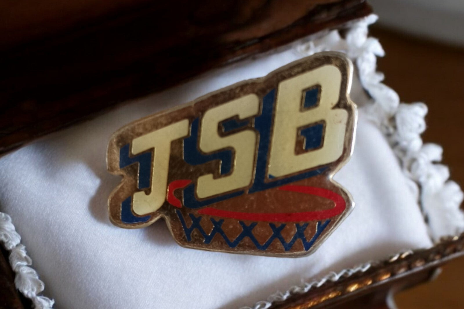 Pin's vintage JSB basket style rétro années 80 logo émaillé