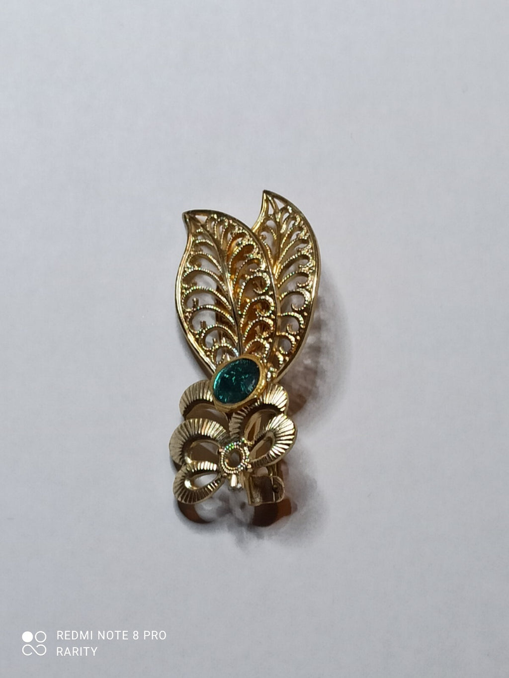 Broche vintage dorée style Art Déco, motif feuille, cabochon vert émaillé