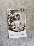 CPA Bonne & Heureuse Fête fillette bouquet fleurs timbre vert photo colorisée