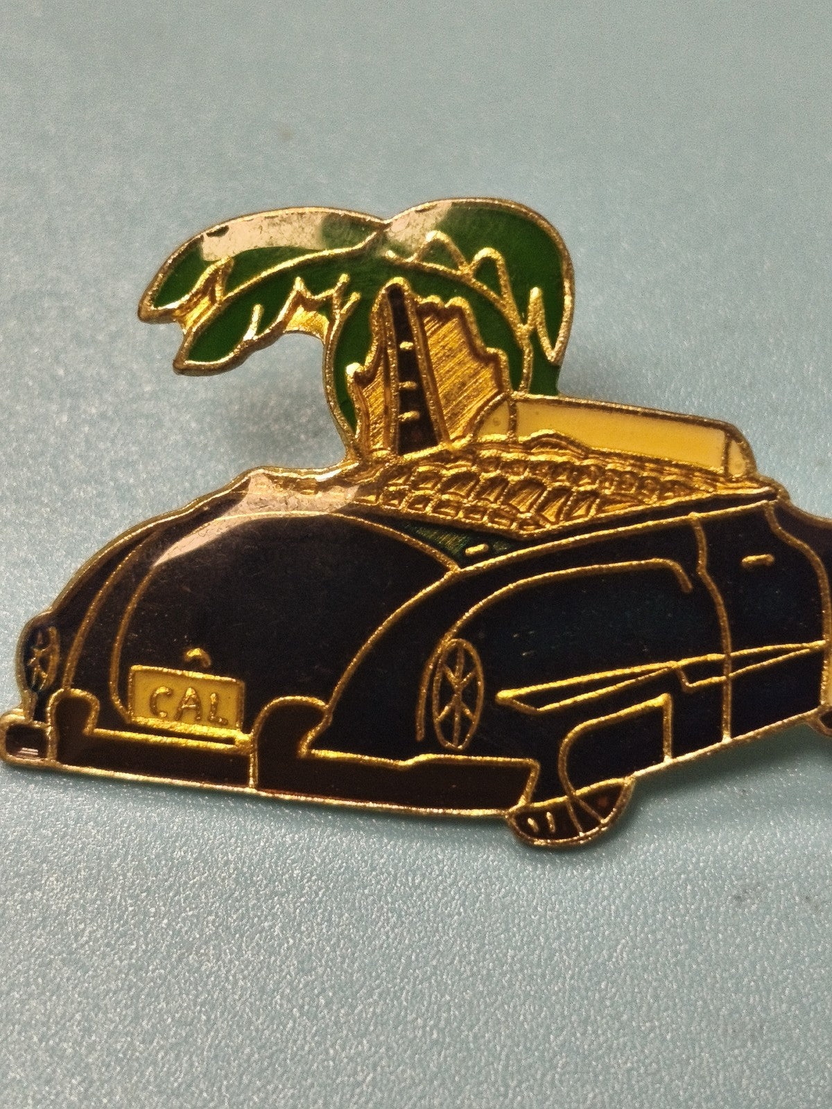 Pin's vintage voiture cabriolet palmier CAL, collection rétro auto (Ref 13)