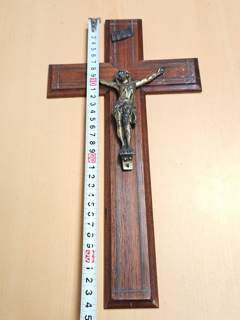Ancienne croix murale vintage en bois et bronze, grand crucifix religieux rétro