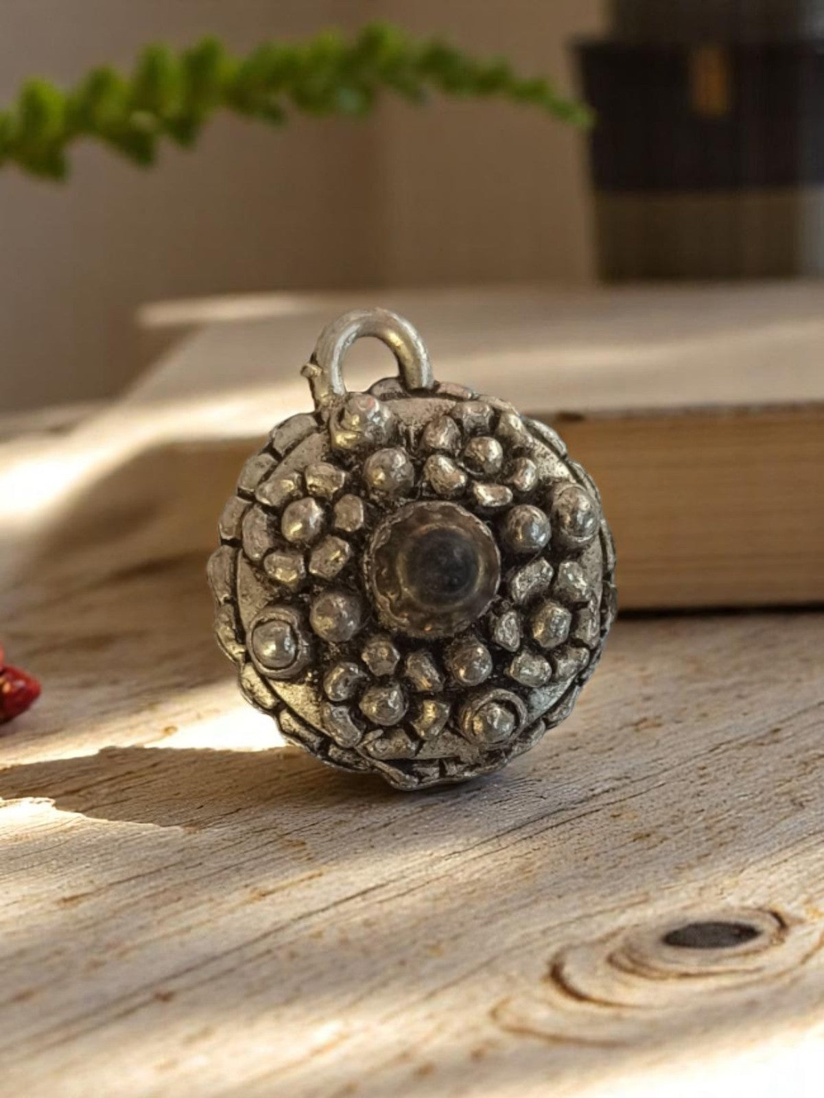 Pendentif vintage métal années 50, motif bombé texturé, bijou ancien