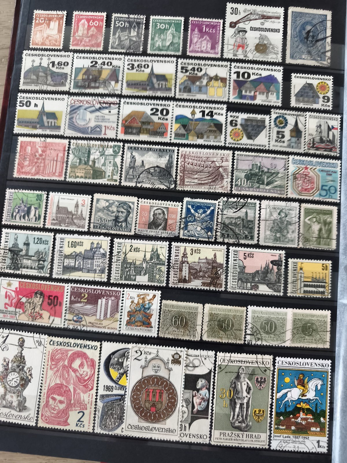 Lot de timbres Tchécoslovaquie multicolores thèmes architecture et personnages