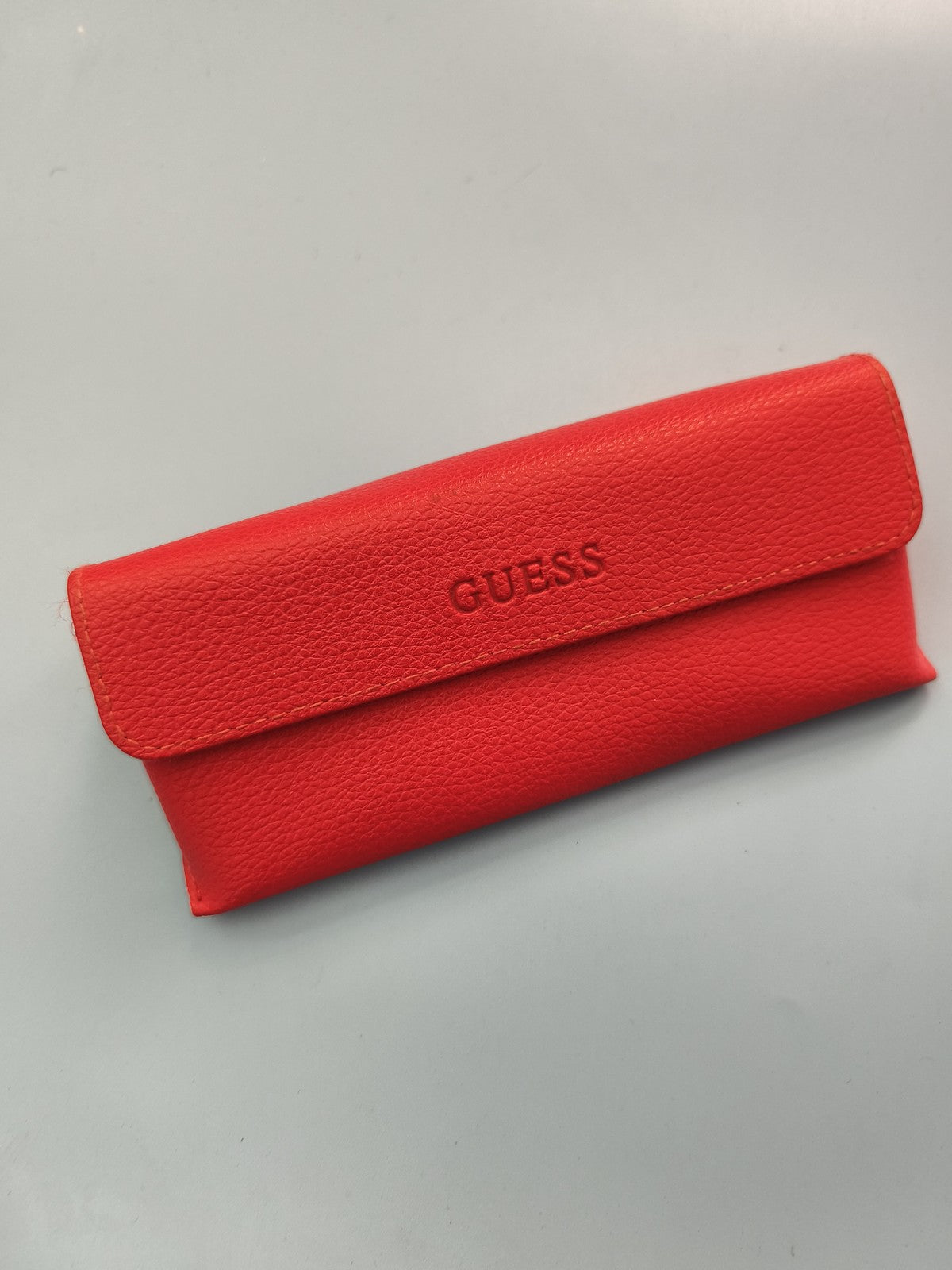 Etui lunettes de soleil Guess d'occasion, accessoire pratique marque Guess