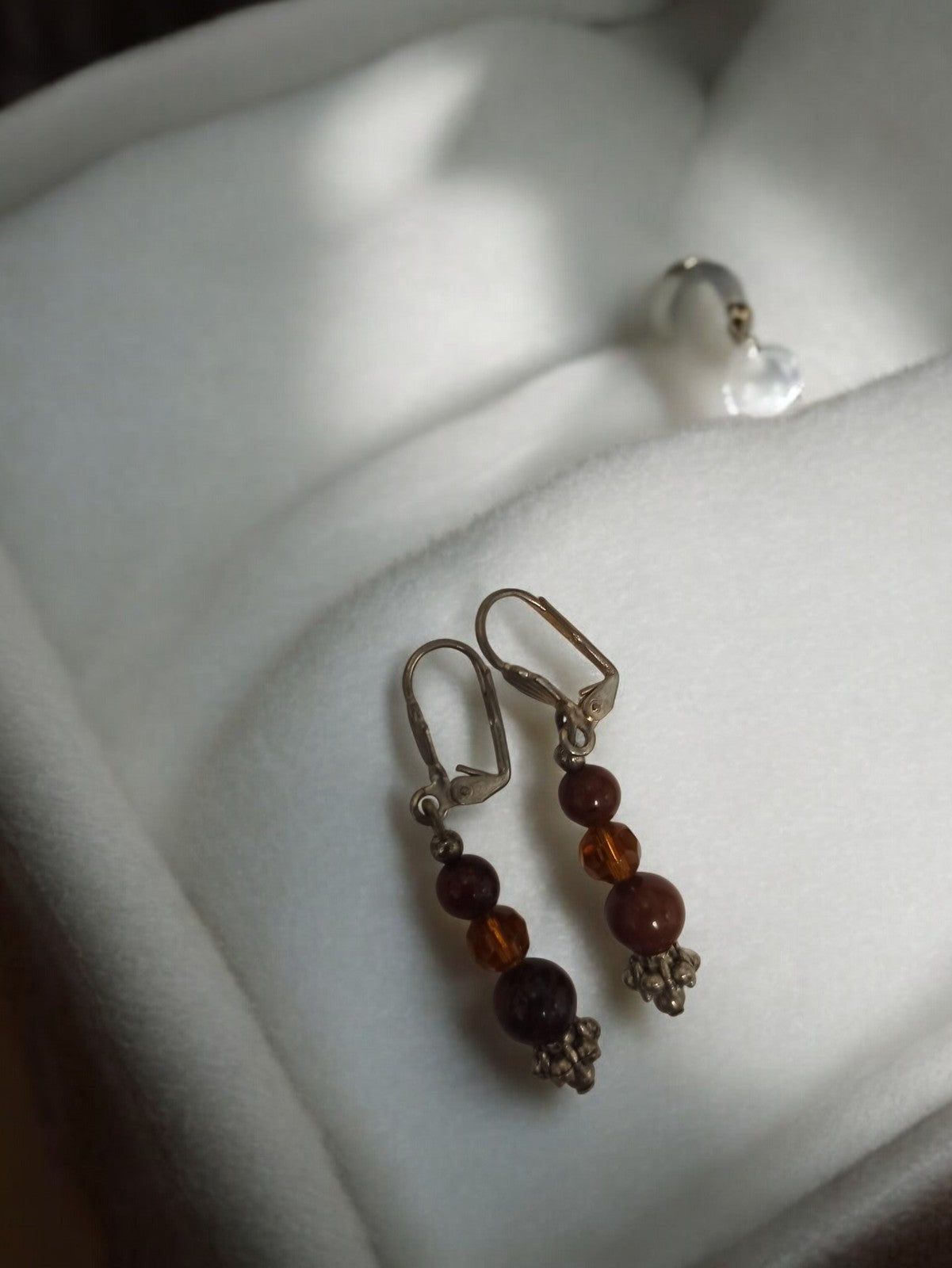 Boucles d’oreilles pendantes vintage perles brunes rétro fantaisie ancien